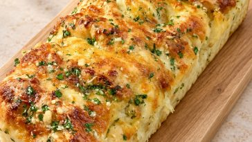 Cheesy Pull-Apart Garlic Bread