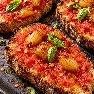 Garlic Confit Pan con Tomate